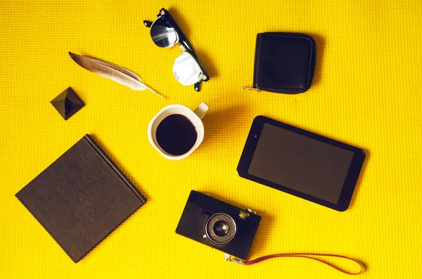 Café Quente Tablet Uma Câmera Uma Bolsa Óculos Bloco Notas — Fotografia de Stock