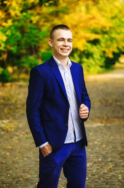 Retrato Tipo Hombre Exitoso Traje Negocios Color Azul —  Fotos de Stock