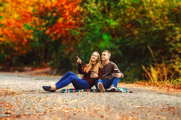 Pareja Está Sentada Una Manta Caminar Por Calle Día Otoño — Foto de Stock