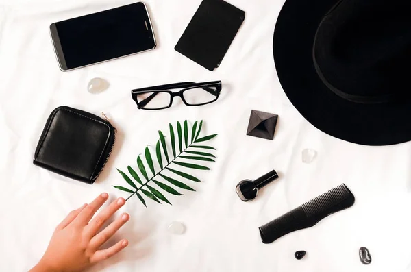 Strikt Uppsättning För Dam Crystal Och Fern Hatt Och Telefon — Stockfoto