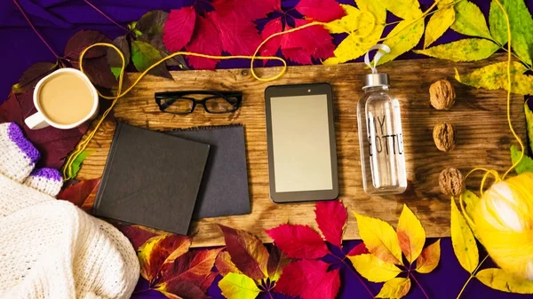 Bekijk van bovenaf. bladeren van verschillende kleuren. herfst sfeer, warme koffie, gadgets, schoon water in mijn fles — Stockfoto