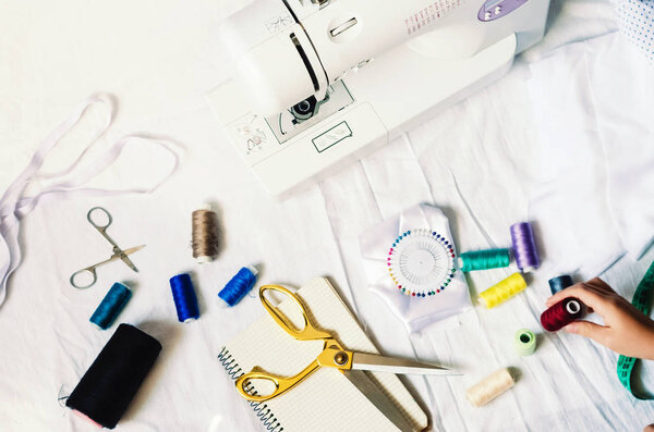 Сделано вручную. Вышивка. портниха. Рука держит троицу, швейную машинку. сантиметр, ножницы, эластичный
