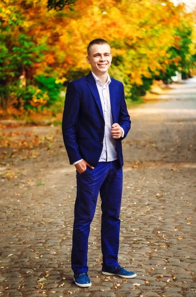 Retrato de un tipo. exitoso hombre de negocios en traje. hombre feliz —  Fotos de Stock