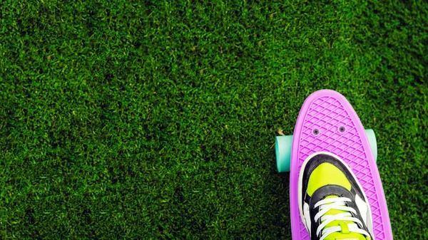 Нога на дошці копійки. спортивний спосіб життя. Зелене поле. трава — стокове фото