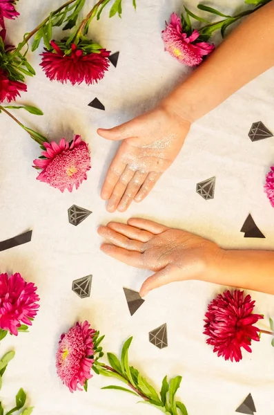 Красивые астеры. украшения и украшения. children 's hands in spangles — стоковое фото