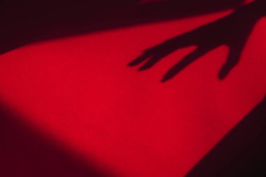 Kabus. Elini uzat ve korkut. kırmızı arkaplanda gölge