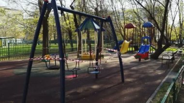 Oyun parkı. Boş salıncak Çöller. Salıncak gezintisi ve çocuk yok. Karantinaya alındı. izolasyon
