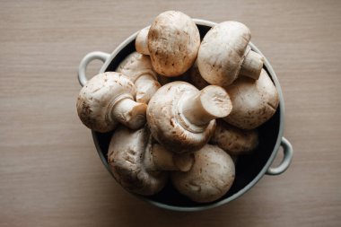Porcini mantarı pişirmek. Masa takımı. Tabakta mantarlar var.