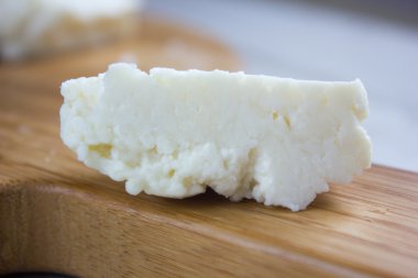 Geleneksel Hint peynir panneer formu taze süt hazır.