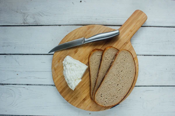 Panna tradizionale di formaggio indiano con pezzi di pane — Foto Stock