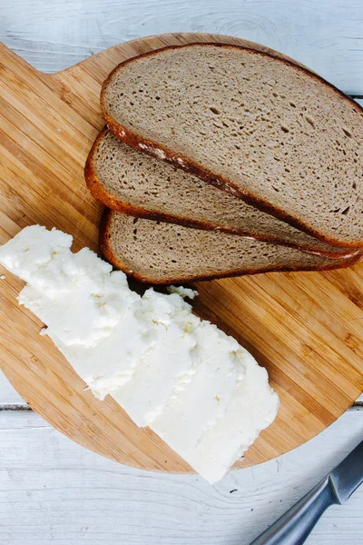 Tradiční indický sýr Jarka s kousky chleba — Stock fotografie