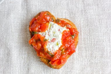 Bruschetta kalp ricotta peynir ve domates sosu formu ile