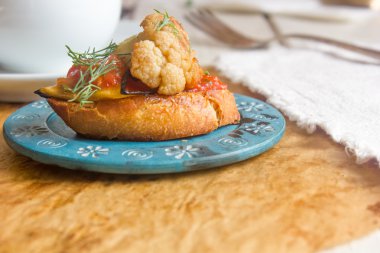 Taze ve lezzetli bruschetta. Karnabahar ve patlıcan bruschetta.