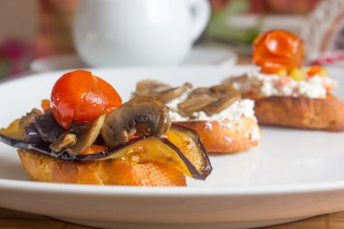 Patlıcan, mantar, kiraz domates ve tatlı biber lezzetli bruschetta.