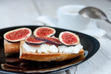  Bruschetta keçi peyniri ve incir ile