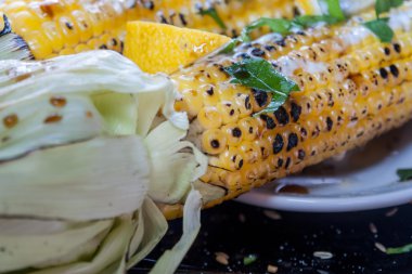 limon, otlar ve baharatlar ile ızgara mısır