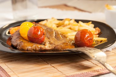 Vejetaryen biftek vegan et seitan, kiraz domates ve patates kızartması