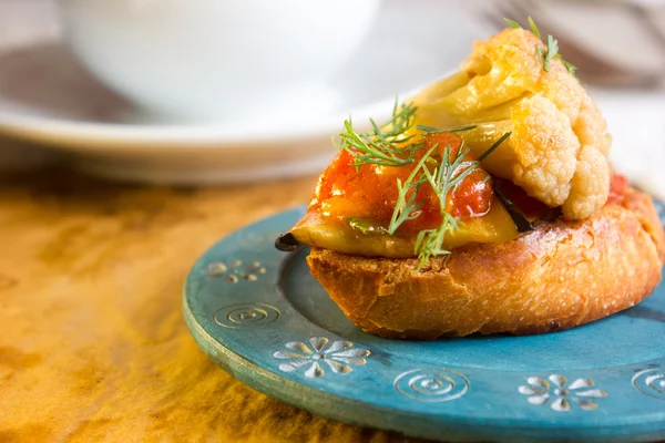 Taze ve lezzetli crostini. Karnabahar ve patlıcan crostini.