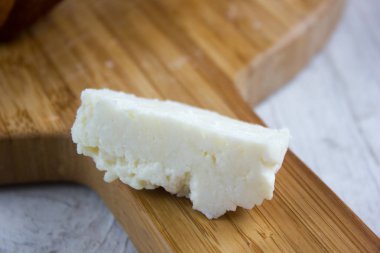 Geleneksel Hint peynir panneer formu taze süt hazır.