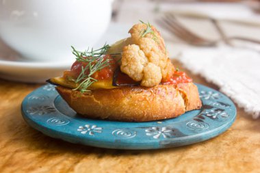 Taze ve lezzetli crostini. Karnabahar ve patlıcan crostini.
