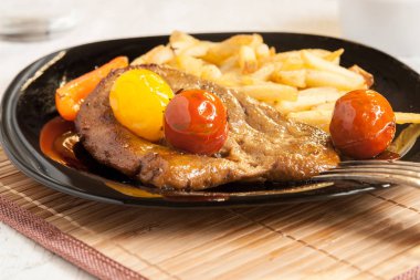 Vejetaryen biftek vegan et seitan, kiraz domates ve patates kızartması
