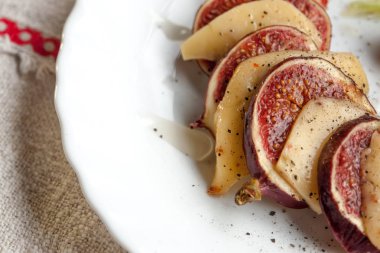 İncir, peynir, kiraz domates ve bal ile salata