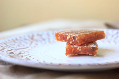 Ayva jöle seramik plaka üzerinde. Ayva meyvelerden yapılmış jöle.