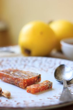 Ayva ezmesi seramik plaka üzerinde üzerinde. Lezzetli Ayva Reçeli.