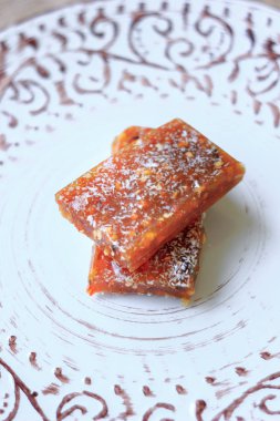 Ayva jöle seramik plaka üzerinde. Ayva meyvelerden yapılmış jöle.