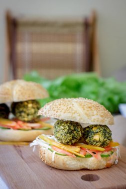 Vejetaryen lokanta - falafel burger ahşap tahta üzerinde.