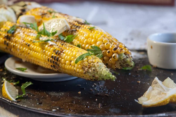 Maíz a la parrilla con limón, hierbas y especias — Foto de Stock