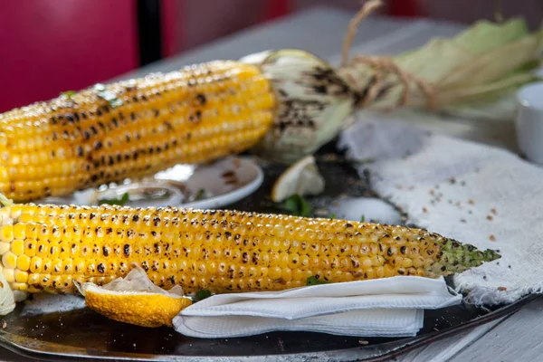 Maíz a la parrilla con limón, hierbas y especias — Foto de Stock