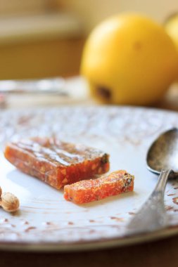 Ayva ezmesi seramik plaka üzerinde üzerinde. Lezzetli Ayva Reçeli.