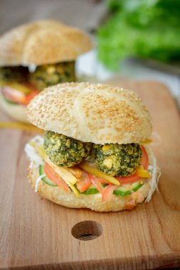 Vejetaryen lokanta - falafel burger ahşap tahta üzerinde.