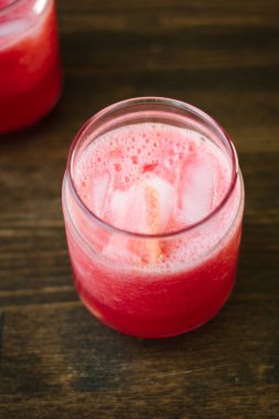 Lezzetli karpuz yüzlü ahşap tahta üzerinde. Güler yüzlü - taze meyve gelen vejetaryen kokteyl - karpuz