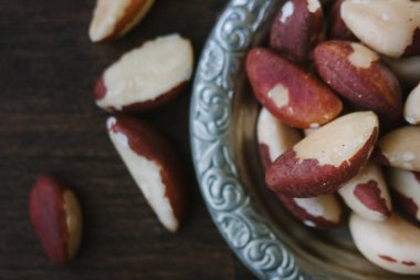 Brezilya fıstığı vintage Arapça plaka üzerinde ahşap masa.