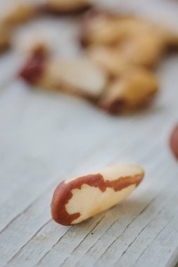 Brezilya fıstığı Beyaz ahşap masa üzerinde.