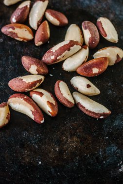 Brezilya fıstığı siyah metal gemide.