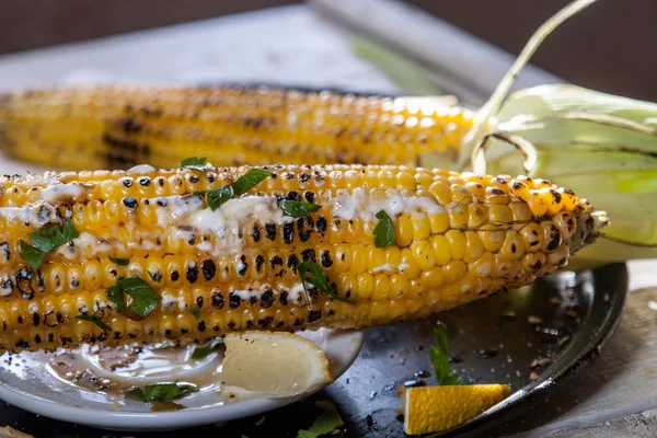 Maíz a la parrilla con limón, hierbas y especias — Foto de Stock