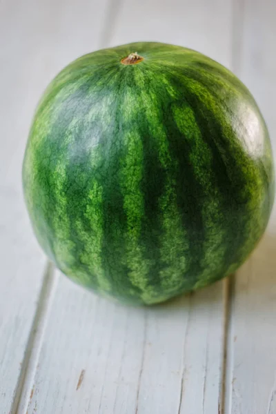 Ganze ungeteilte Wassermelone auf weißem Hintergrund. kleine grüne Wassermelone aus Brasilien — Stockfoto