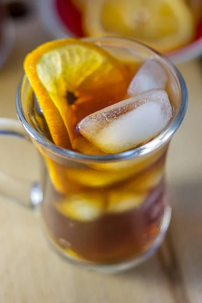 杯朗姆酒和可乐冰块和橙子切片的. — 图库照片