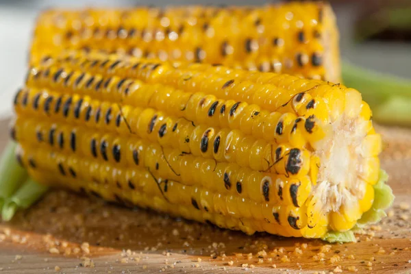 Dos maíz a la parrilla en un plato de madera — Foto de Stock