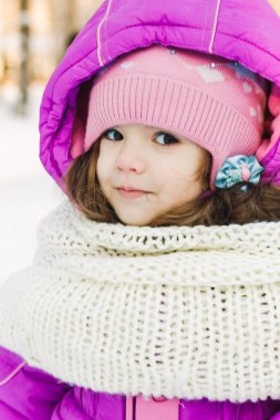 Winter park, sevimli küçük kız portresi.