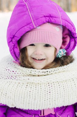 Winter park, sevimli küçük kız portresi.