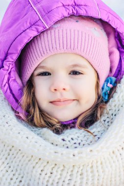 Winter park, sevimli küçük kız portresi.