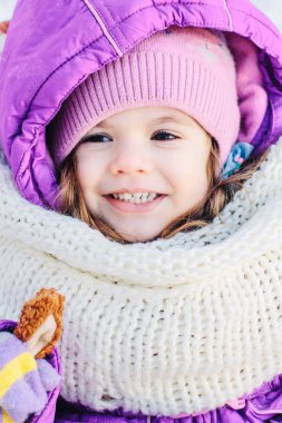 Winter park, sevimli küçük kız portresi.