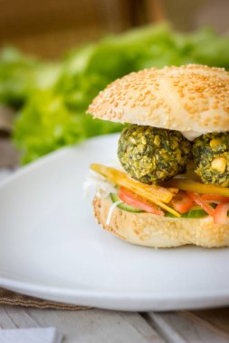 Falafel burger. Güzel vejetaryen burger taze sebze ve falafel
