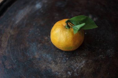 Mandarine turuncu siyah metal zemin.