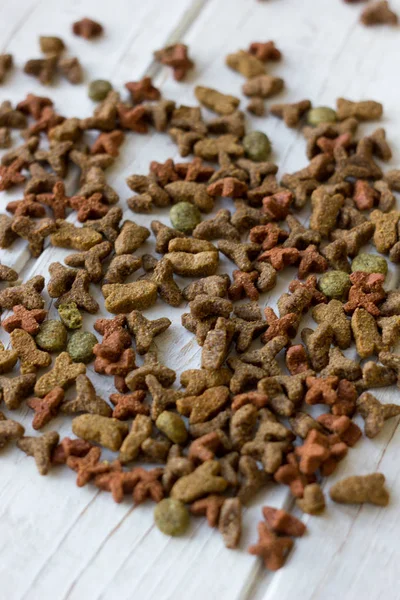 Alimentos para mascotas en mesa de madera blanca . — Foto de Stock