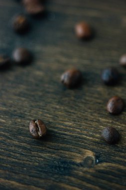 Siyah ahşap tahta üzerinde kahve çekirdekleri.